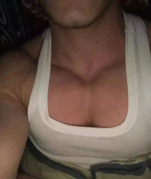 男人身上这块肌肉练不好,胸大也无型!_胸肌