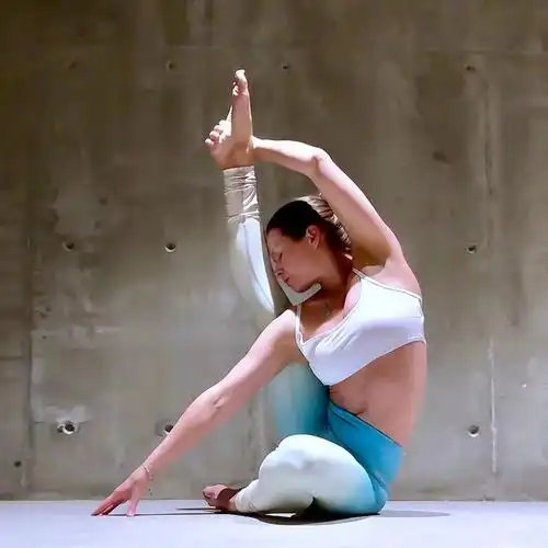 25岁徐璐是真的嫩粉色套裙温柔大方一看就是乖乖女