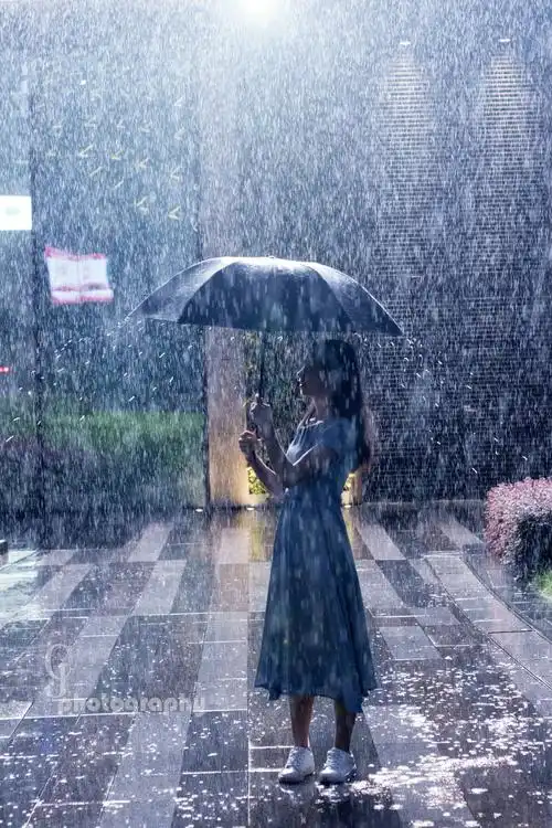 因为下雨要撑伞还不能让相机淋湿,所以这个转圈动作也没少转