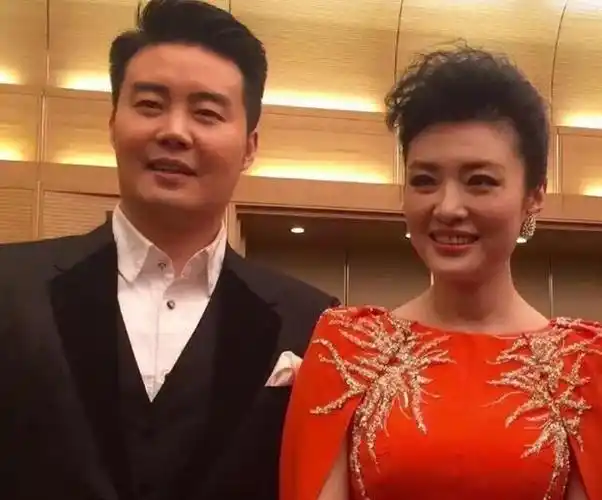 50岁周涛近照曝光,素颜与台上差距好大,容颜竟已认不出来了!