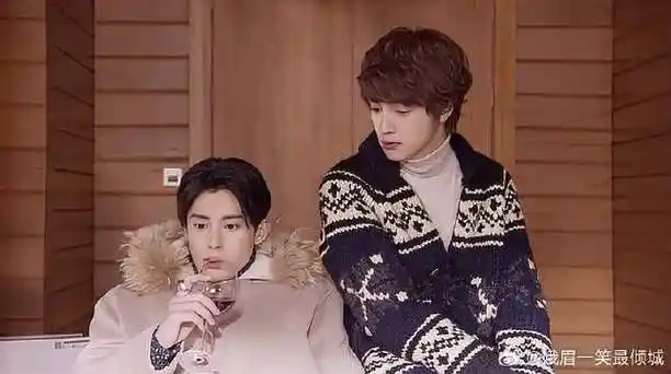 流星花园#沈月# #王鹤棣#  雪中熊熊取暖,官鸿的可爱瞬间!