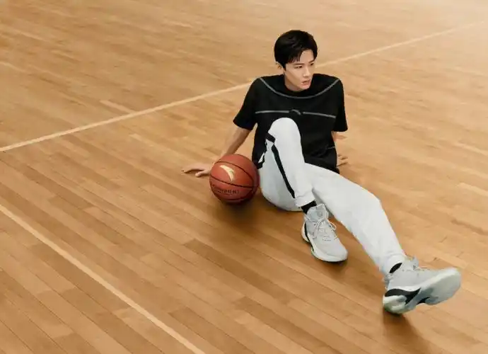 白敬亭代言安踏