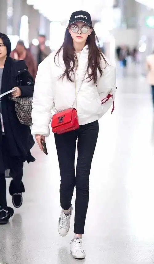 李小璐高颜值任性,穿白色羽绒服搭配牛仔裤走机场,清纯甜美
