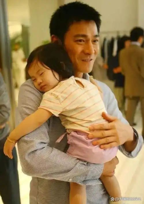 其实,朱丽倩是一位富家千金,她的家世和样貌,哪怕是如今和刘德华在一