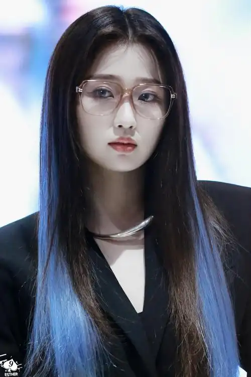 虞书欣今日活动造型饭拍 蓝色挑染发型太酷了吧九敏!_高清图集_新浪网