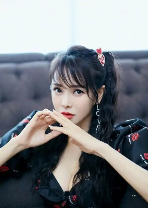 52岁伊能静晒近照,无滤镜下侧颜精致养眼,几丝白发意外抢镜