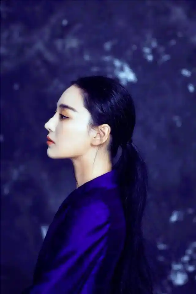 张馨予最新写真,完美上演侧脸杀,美得不像话!