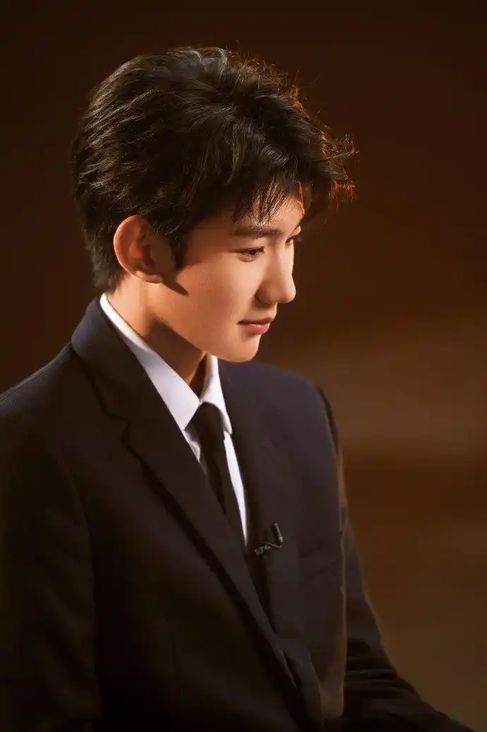 王源慢慢褪去稚气,化身稳重西装绅士,侧颜帅气 王源,帅气,男歌手,大陆