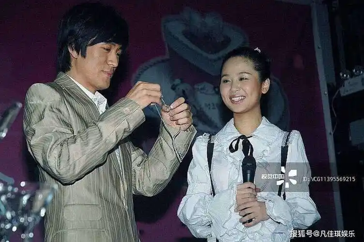 当天正好是小杨紫的生日,大杨子特意定制了三层大蛋糕,亲自为她戴上了