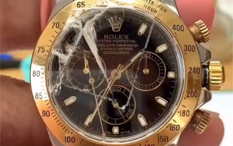 劳力士迪通拿表镜摔碎了,表主用胶带粘住,防止二次伤害!