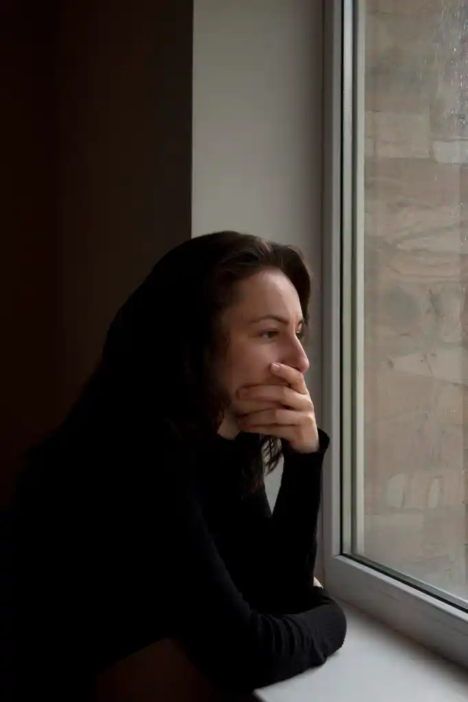 抑郁症,可怜的姑娘从窗户往外看