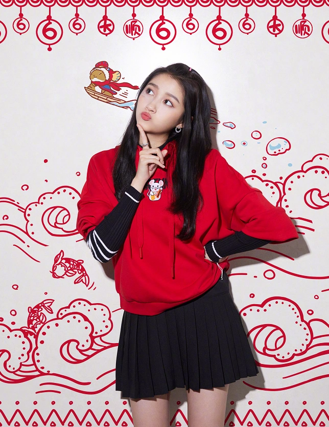 原创关晓彤身材真绝了!卫衣搭短裙青春活力,筷子腿也忒好看了吧