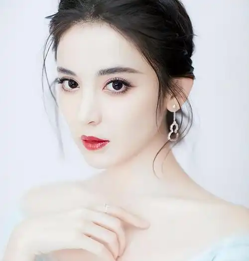 古力娜扎个人资料 经过5次恋情网曝后,她现在怎么样