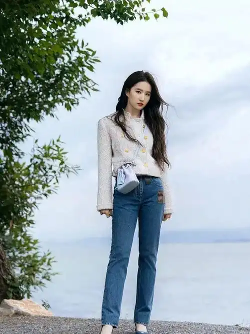 刘亦菲这身粗花呢夹克配高腰牛仔裤穿搭造型,不仅优雅浪漫,还满满的