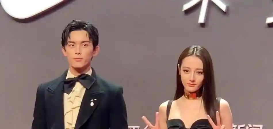 迪丽热巴一身黑裙惊艳全网,精修图和生图无差别,吴磊像一个王子