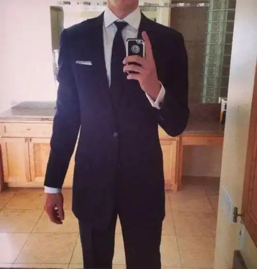 但脱下西装自拍又是另外一种画风~▼20岁男性的自拍角度20岁小鲜肉的