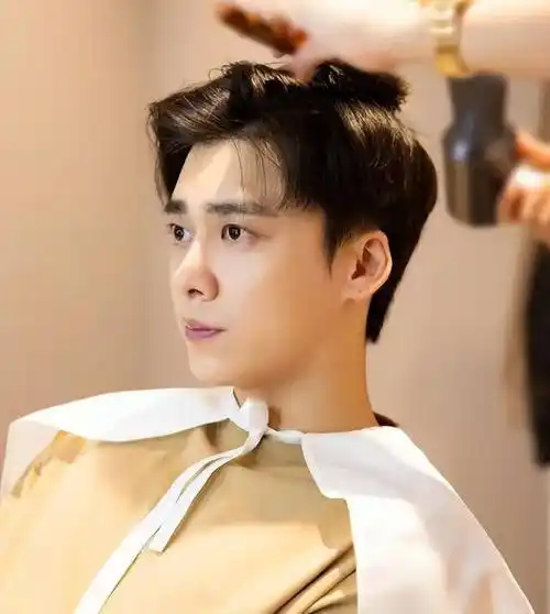 早年在成都长大的李易峰,家境优越却不自大.