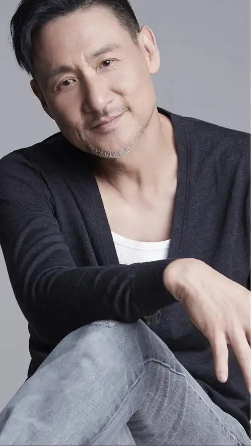 张学友马来西亚演唱会在台上突然跌倒,自称从小耳水不平衡,并与歌迷