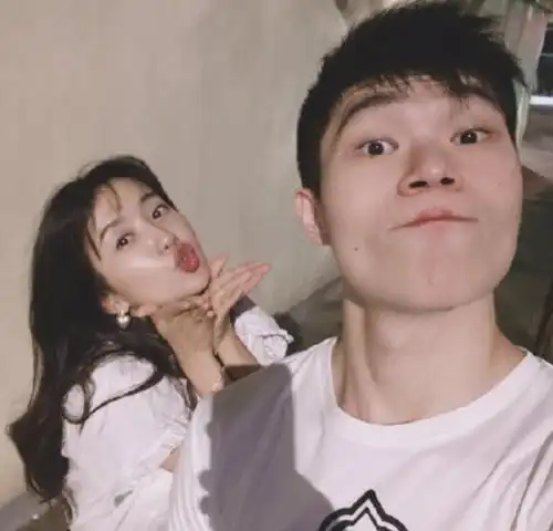 演员许龄月大方公布恋情!晒与男友搞怪合影,透露两人交往一年多