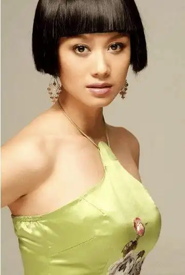 演员倪虹洁拍内衣广告出道21岁被骂变性人风光背后有泪水