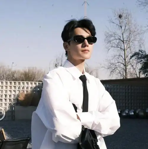 窦骁家暴何超莲贾玲为闯美进光明会杨洋得抑郁症暴瘦魏大勋做过变性