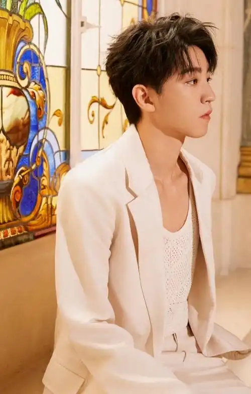 秋日氛围感大片写真超爱王俊凯巴黎时装周的黑白西装两套造型