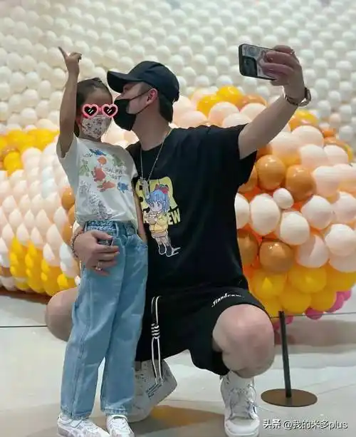 张子萱夫妇秀恩爱,女方逛街搂着陈赫胳膊,合影甜蜜又俏皮像热恋