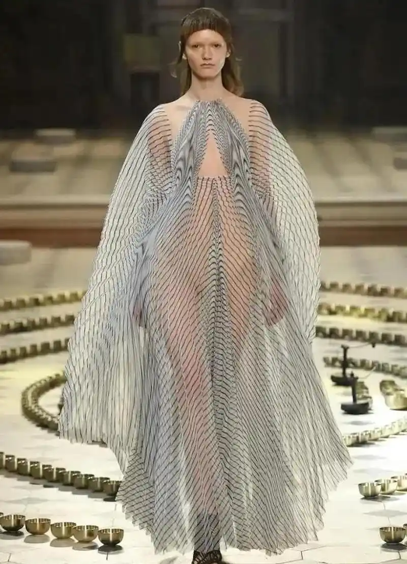 比耍流氓文明一点的叫法是"时装秀",模特真空上阵,这种时装,意义何在?