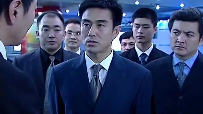 罪域:兆辉煌要收购彩虹集团,郑毅然一看周围人反应,秒懂被包围-影视综