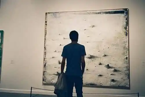 孤单的男生背影黑白图片