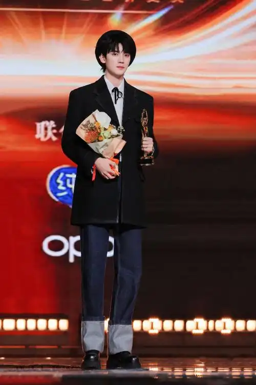 95感谢@周翊然tz上脚pclp德比鞋出席微博之夜祝然然未来可期~期待