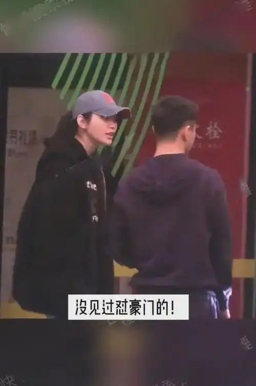 不忍了奚梦瑶当街怒斥豪门老公何猷君温柔抚摸一句话不敢说