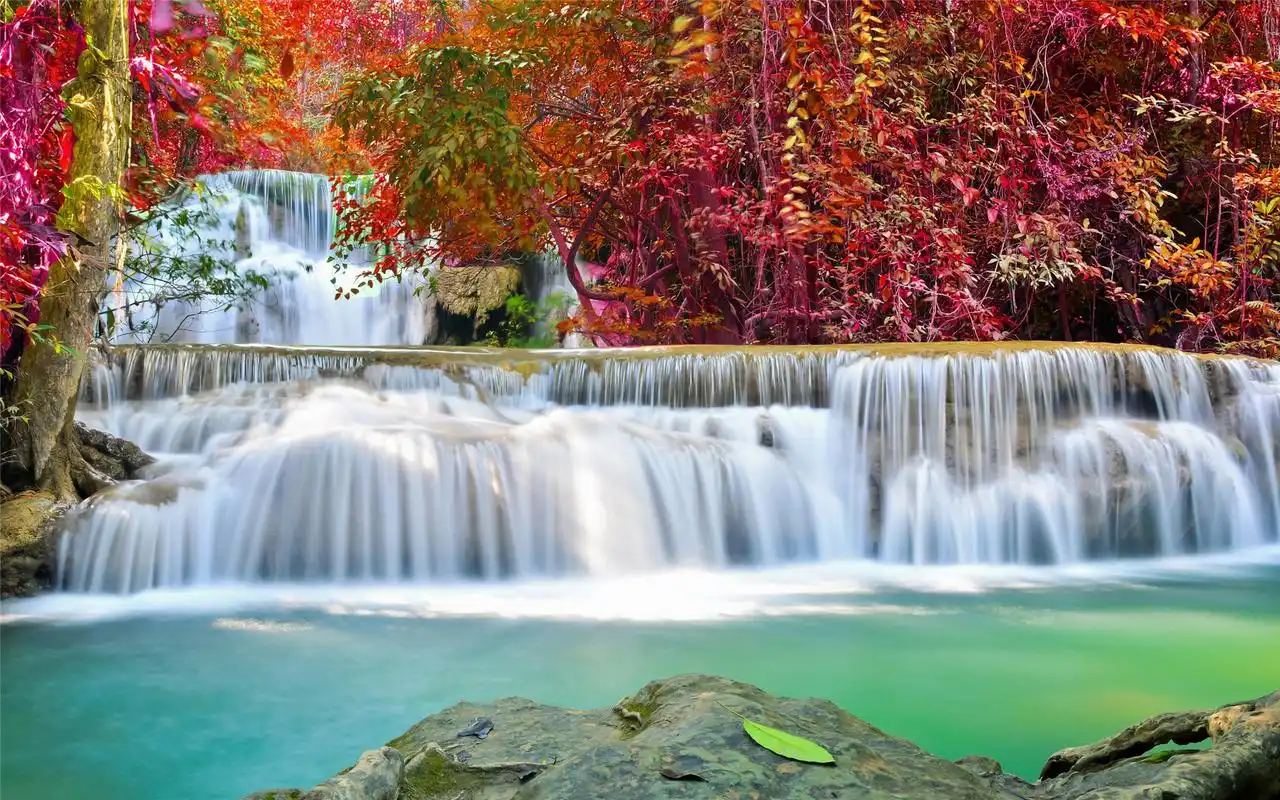 秋高气爽好看的森林瀑布唯美风光高清桌面壁纸(一)