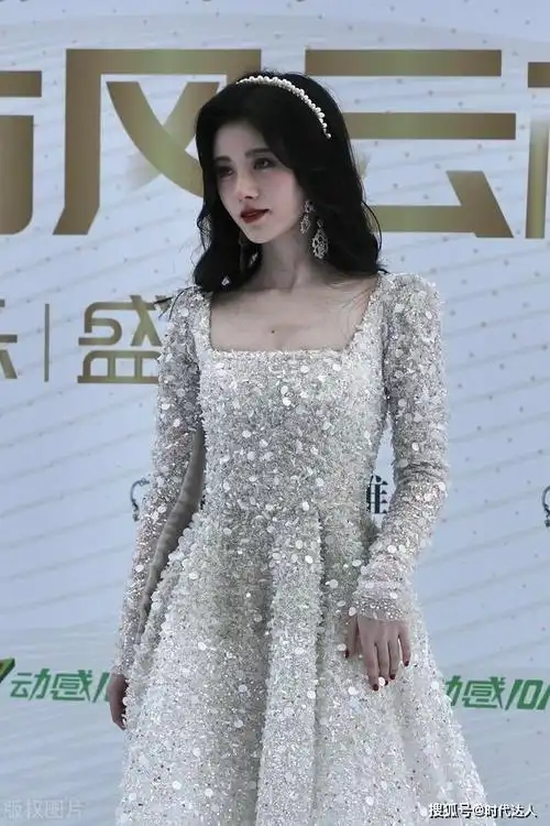 鞠婧祎果然是4000年美人,穿白色钻石裙很优雅,美成公主模样_连衣裙