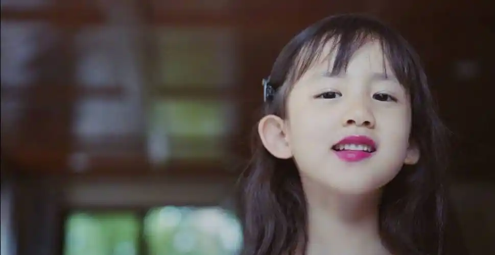 原创黄磊二女儿白裙配红唇6岁气质赶超多多剪空气刘海像极林允儿