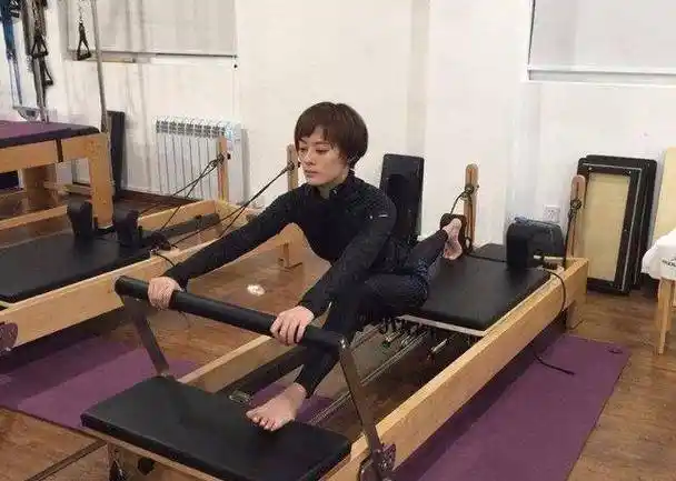 孙俪为了保持好自己的身材控制住体重,经常会在健身房中挥汗如雨,虽然