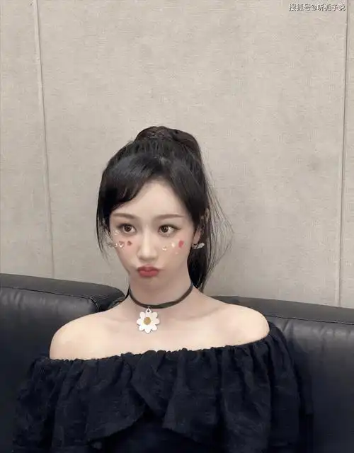 杨紫穿了一个一字肩的黑色衣服,披着八字刘海,还梳了一个高马尾,显得