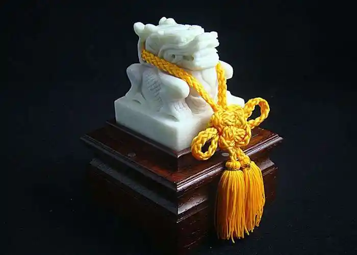 吃的是山珍海味,全国各地的谄媚之臣也尽数送来了各种奇珍异宝