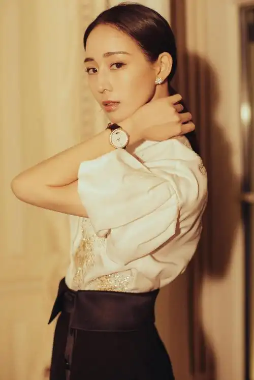 张钧甯复古风美照,白色印花衬衣搭配黑色开叉长裙优雅迷人