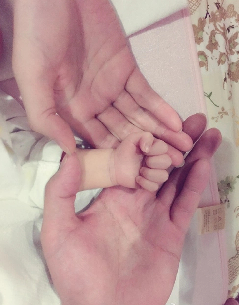 谢杏芳晒一家三口牵手照挺林丹微博简介意味深长