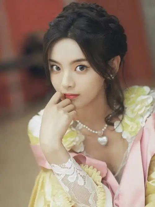 杨超越完美演绎维多利亚风格礼服