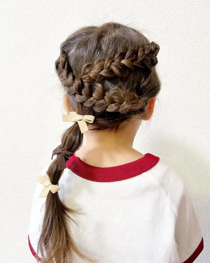 这个季节非常流行的小女孩编发发型,手法简单,一看就会