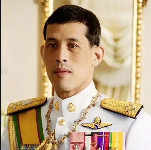 在亚洲的八个君主立宪国家里,最奇葩的无疑是泰国国王拉玛十世