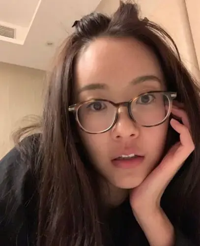 张子萱晒素颜高清自拍照,皮肤状态好的令人羡慕,颜值高就是任性