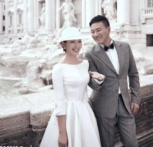 胡军卢芳夫妇结婚20年首拍婚纱照,带子女重返罗马求婚地超浪漫