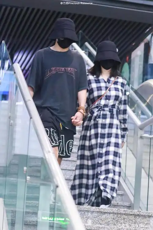 真夫妻最甜!张杰谢娜罕见合体现身机场,十年老夫老妻仍如热恋