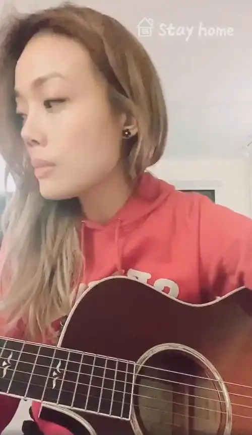 组图:容祖儿分享宅家抗疫生活 素颜抱吉他自弹自唱
