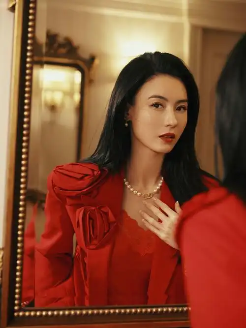 照片中,张柏芝一袭红色夹克及同色系短裤,搭配红唇,明艳迷人,暖色调