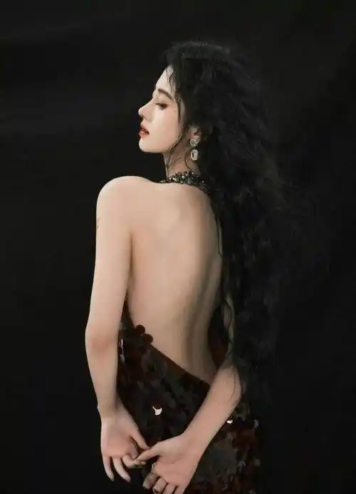 原创鞠婧祎又美出圈吸血鬼造型气场炸裂第一眼惊艳第二眼沉沦