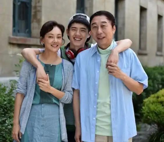 61岁冯巩一家近照老婆颜值高像20岁少女儿子长相一言难尽